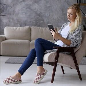 Women’s Pink Plaid Memory Foam Slipper Slides – Size 9–10 (EU 44–45)